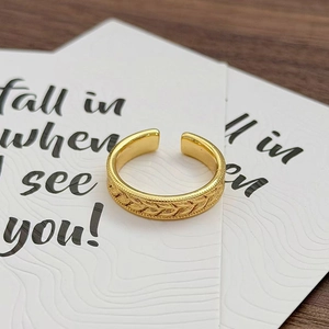 Nahaufnahme eines goldenen Vintage-Rings mit geprägter Weizenähren-Textur und Öffnung