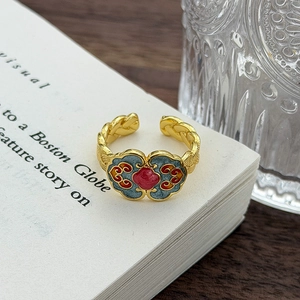 Dettaglio dell'anello smaltato vintage con nuvole cinesi su un libro bianco