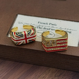 Vintage gouden open ring met Britse en Amerikaanse vlag van emaille en zirkoniasteen