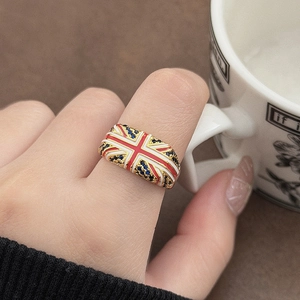 Detail van een vintage Britse vlag ring met kleurrijk emaille en blauwe zirkonen