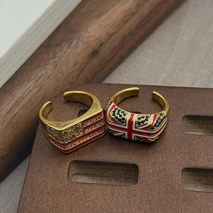 Detailopname van retro emaille vlagringen met fijne zirkoon en vintage afwerking