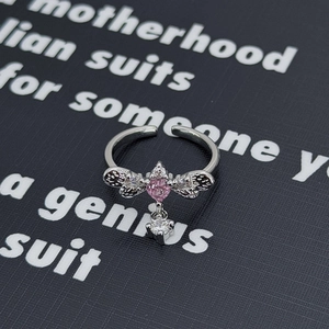 Dettaglio anello in argento con zircone a cuore rosa e ali di farfalla