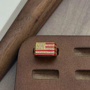Detail van de goudkleurige vierkante ring met emaille Amerikaanse vlag en zirkoon