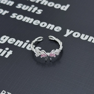Dettaglio del fiocco con pietre di zircone rosa e fascia argentata intrecciata