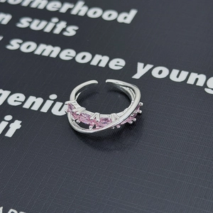 Vista macro di anello in argento con zirconi marquise rosa e fascia aperta sovrapposta