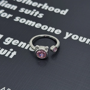 Dettaglio dell'anello gatto in argento con zircone rosa e pietre luccicanti micro-incastonate
