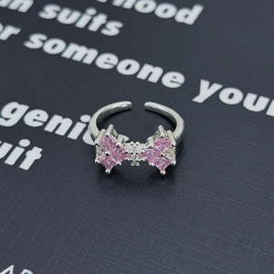 Dettaglio dell'anello a fiocco in argento con zirconi rosa taglio princess e diamanti