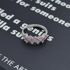 Dettaglio macro dell'anello a corona in argento con zirconi rosa e pavé delicato