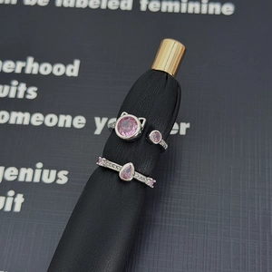 Dettaglio anello in argento con motivo a gatto rosa e gemma rosa a forma di goccia