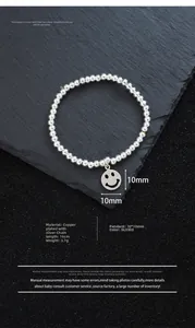 Details eines Smiley-Anhängers an einem versilberten Perlenarmband aus Kupfer