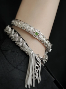 Détail de l'ensemble bracelet et chaîne en argent tissé avec une pierre de jade vert