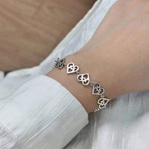 Elegantes silbernes Herz-Armband mit offenem filigranem Retro-Design für Damen