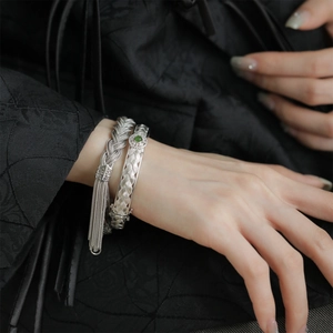 Bracelet manchette tissé en argent avec une pierre précieuse verte et pompon rétro