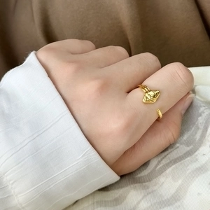 Detaillierte Ansicht eines goldenen Croissant-Rings mit verstellbarem offenem Banddesign