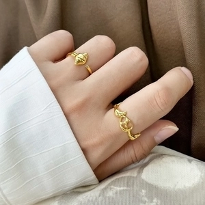 Französisches Croissant und gedrehtes Goldring-Set als stilvolles Set für Frauen