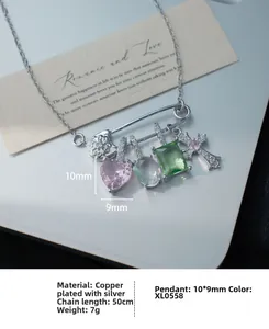 Gros plan du pendentif trombone avec cœurs en zircon colorés et croix argentée