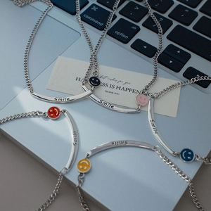 Versilberte Kupfer Smiley Gesicht Halskette Bunte Emaille Lächeln Brief Geschnitzt Gebogene Bar Anhänger Halsketten Für Damen