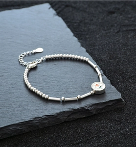 Détails du bracelet en perles argentées avec charme tulipe rouge sur pierre