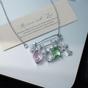Collier Vintage en Cuivre Plaqué Argent avec Pendentif Épingle de Sûreté pour Femme Cœurs en Zirconium Coloré et Croix