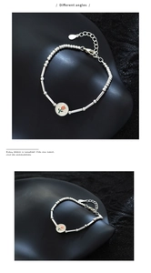 Détail du bracelet tulipe en argent avec pendentif émaillé et chaîne de cœur réglable