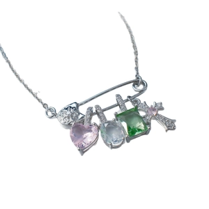 Collier trombone argenté avec pendentifs cœur et croix en zircon multicolore sur fond blanc