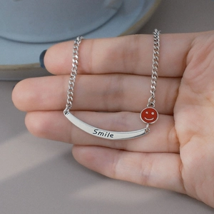 Silberne Curb-Kette mit rotem Emaille-Smiley-Anhänger und Smile-Gravur für Damen