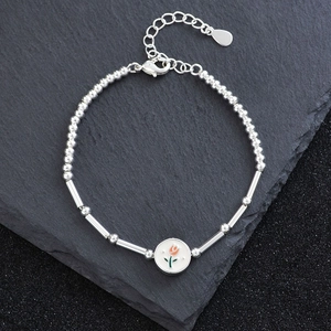 Bracelet perlé élégant avec tubes en argent et pendentif tulipe en émail rose