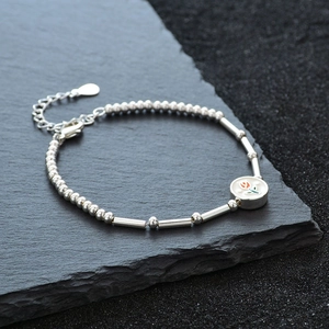 Bracelet à perles en argent avec fleur de tulipe, tubes métalliques et breloque en émail