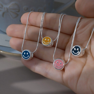 Collier Pendentif Visage Souriant en Émail Cuivre Argenté Pour Femme Chaîne Serpent Minimaliste Bijoux Émail Coulé