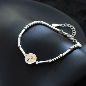 Bracelet tulipe élégant avec perles argentées et tubes bambou sur support noir