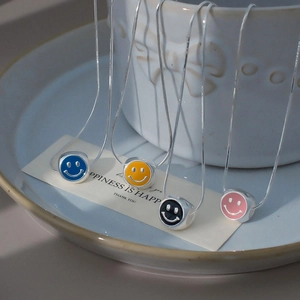 Colliers minimalistes avec pendentifs smiley en émail bleu, jaune, noir et rose élégant