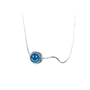 Collier minimaliste argenté avec pendentif sphère en émail bleu et chaîne serpent