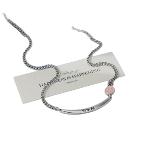 Minimalistische Silberhalskette mit Smile-Stab und rosa Emaille-Smiley auf Geschenkkarte