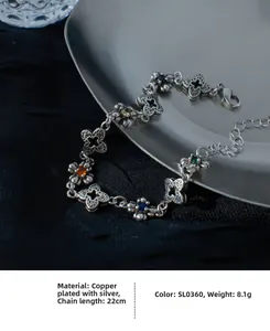 Gros plan d'un bracelet en cuivre argenté avec trèfles à quatre feuilles en zircon coloré