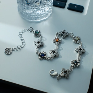 Bracelet Vintage en Cuivre Plaqué Argent avec Zircon Coloré et Trèfle pour Femmes Bijoux de Luxe Floral Ajouré Ajustable
