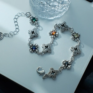 Bracelet vintage en argent avec trèfles en zircon coloré et maillons à motif floral