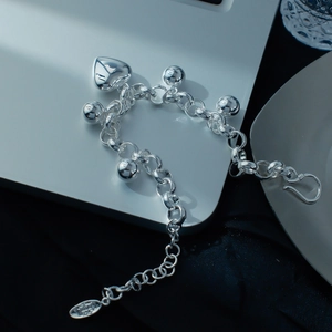 S925 Sterling Silber Armband mit Herz- und Kugelanhängern in kühler, moderner Ästhetik