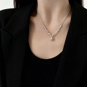 Collana con Pendente a Cuore e Goccia d'Acqua in Rame Placcato Argento Eleganza Francese Donna Girocollo Minimalista