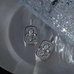 Ciondolo quadrato a fleur-de-lis con zirconi micro-pave in stile retrò industriale