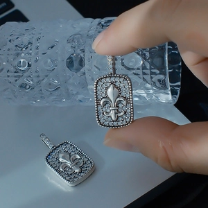 Ciondolo quadrato con fleur-de-lis argento e pavé di cristalli di zirconia cubica