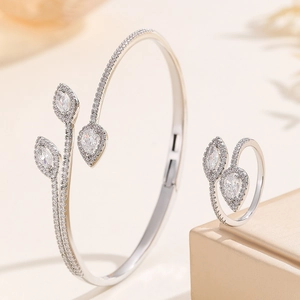 Elegantes silberfarbenes Wassertropfen-Schmuckset mit schimmernden Kristallen