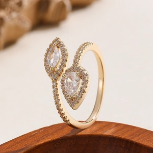 Detailaufnahme eines Goldrings mit doppelten birnenförmigen Halo-Zirkonia-Steinen