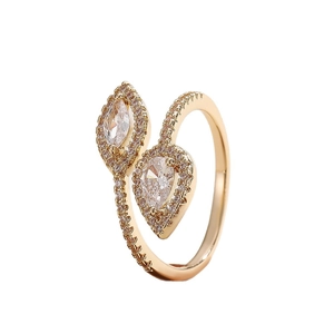 Luxuriöser goldener Ring mit birnenförmigen Steinen und schimmerndem Zirkonia-Pavé