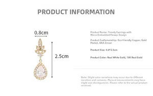 Dettaglio orecchini a goccia di fiori micro-incastonati placcati oro 18K con zirconi cubici
