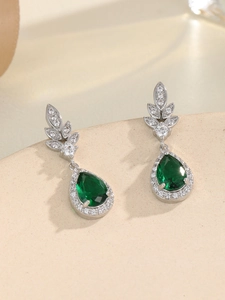 Dettaglio macro degli orecchini a goccia verde smeraldo con micro-pavé di zirconi bianchi