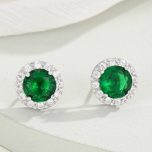 Eleganti orecchini in argento con pietre verdi smeraldo tonde e montatura halo di diamanti