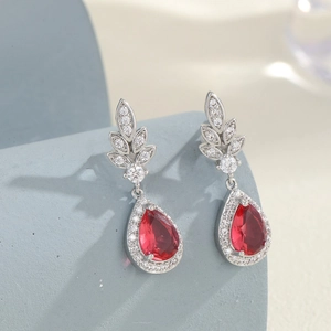 Orecchini a foglia d'argento con pendente a goccia rosso e micro-zirconi scintillanti