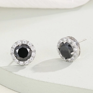 Orecchini classici in zircone nero con aureola bianca su base di pietra naturale