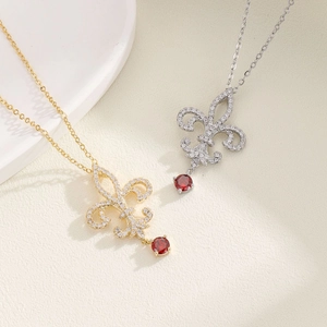 Collar con colgante de flor de lis francesa con circón rojo y cristales blancos