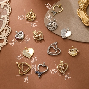 Pendentifs cœur vintage avec gravure Mom et zircons sur fond en cuir marron